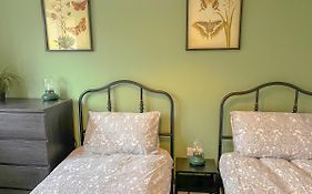 Perfect For Contractors 2 Bedroom- 2 Bathrooms- 4 Single Beds- Free Parking
